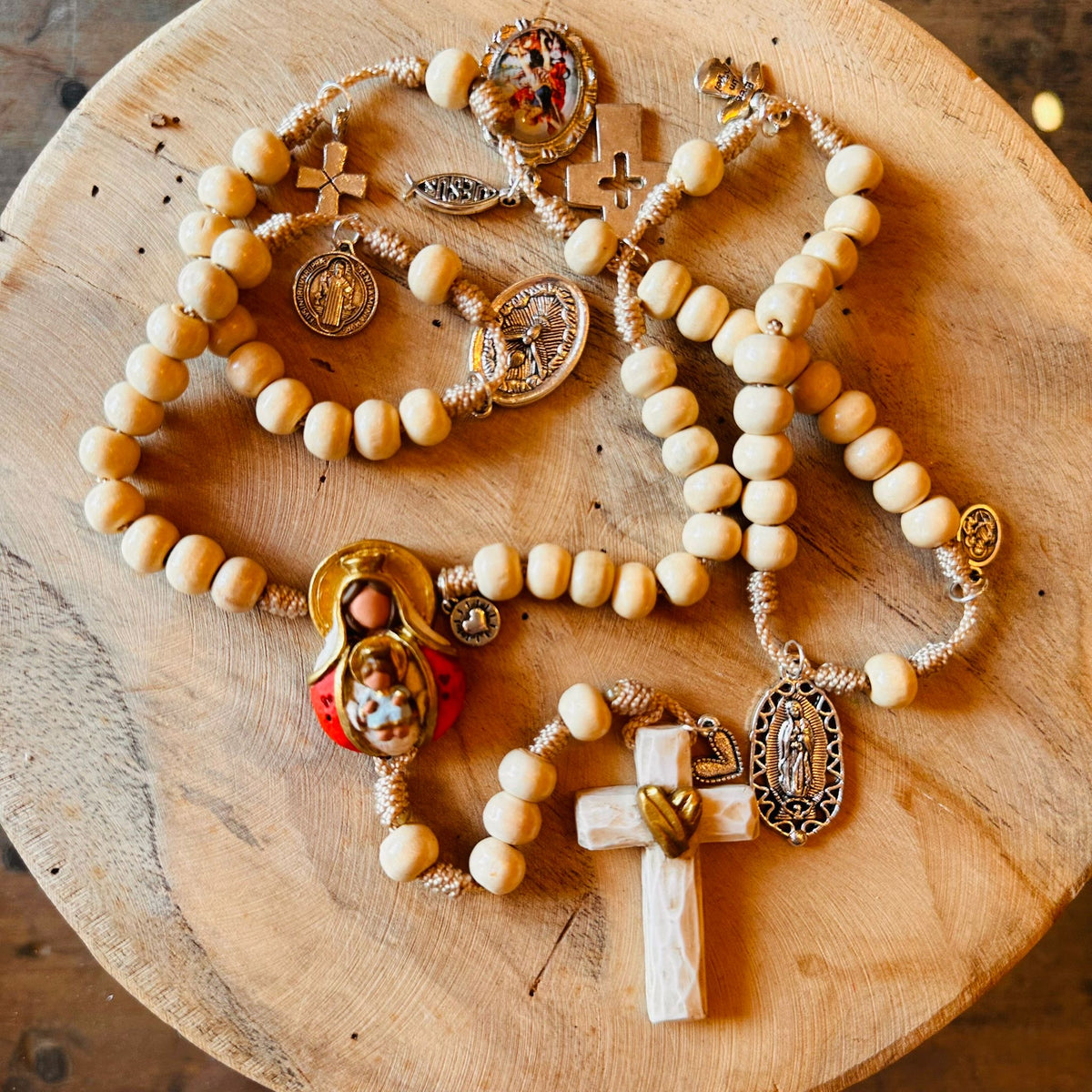 Rosario Virgen de Coromoto marfil